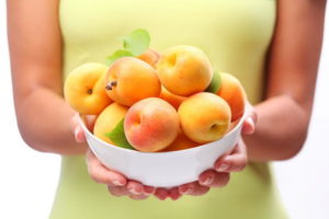 Косточки абрикоса: польза и вред для организма