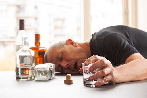 Алкогольный запой: симптомы, особенности экстренной помощи