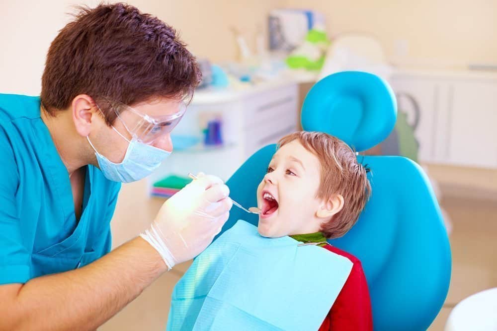 Уход за детскими зубами: как чистить зубы и когда посещать стоматолога?