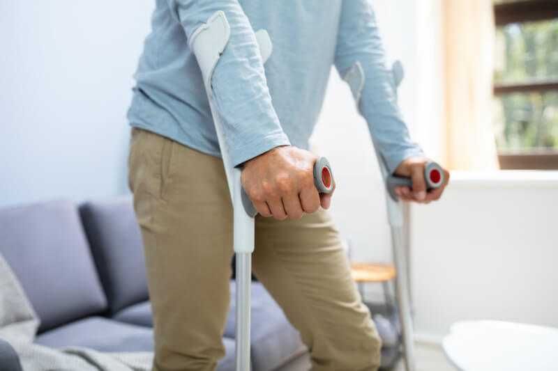 Сколько времени нужно ходить на костылях после замены коленного сустава